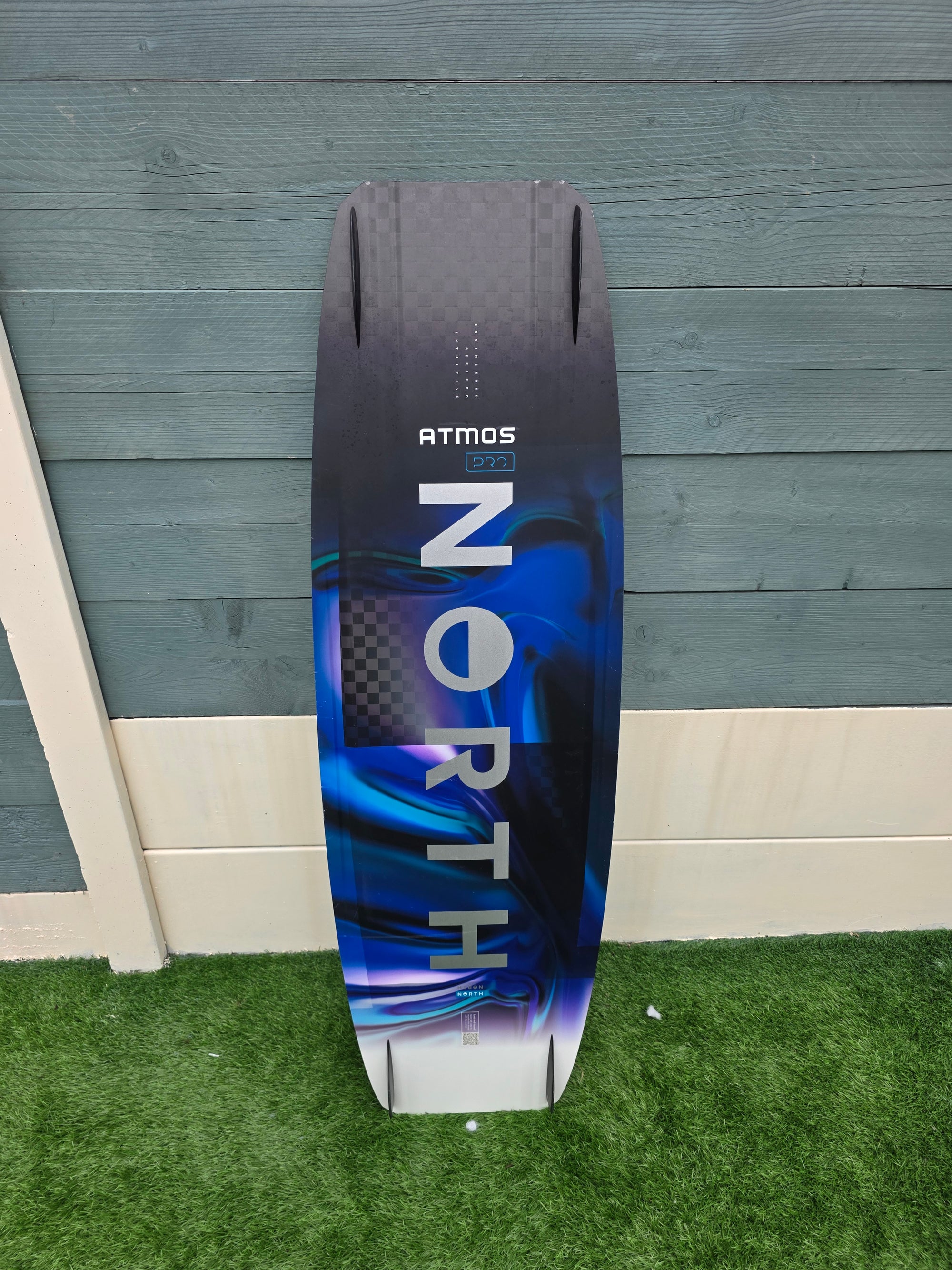 2025 - NORTH ATMOS PRO CARBON- 141cm x 42cm- BIG AIR- Ex Demo- Excellent condition (With Pro Bindings)