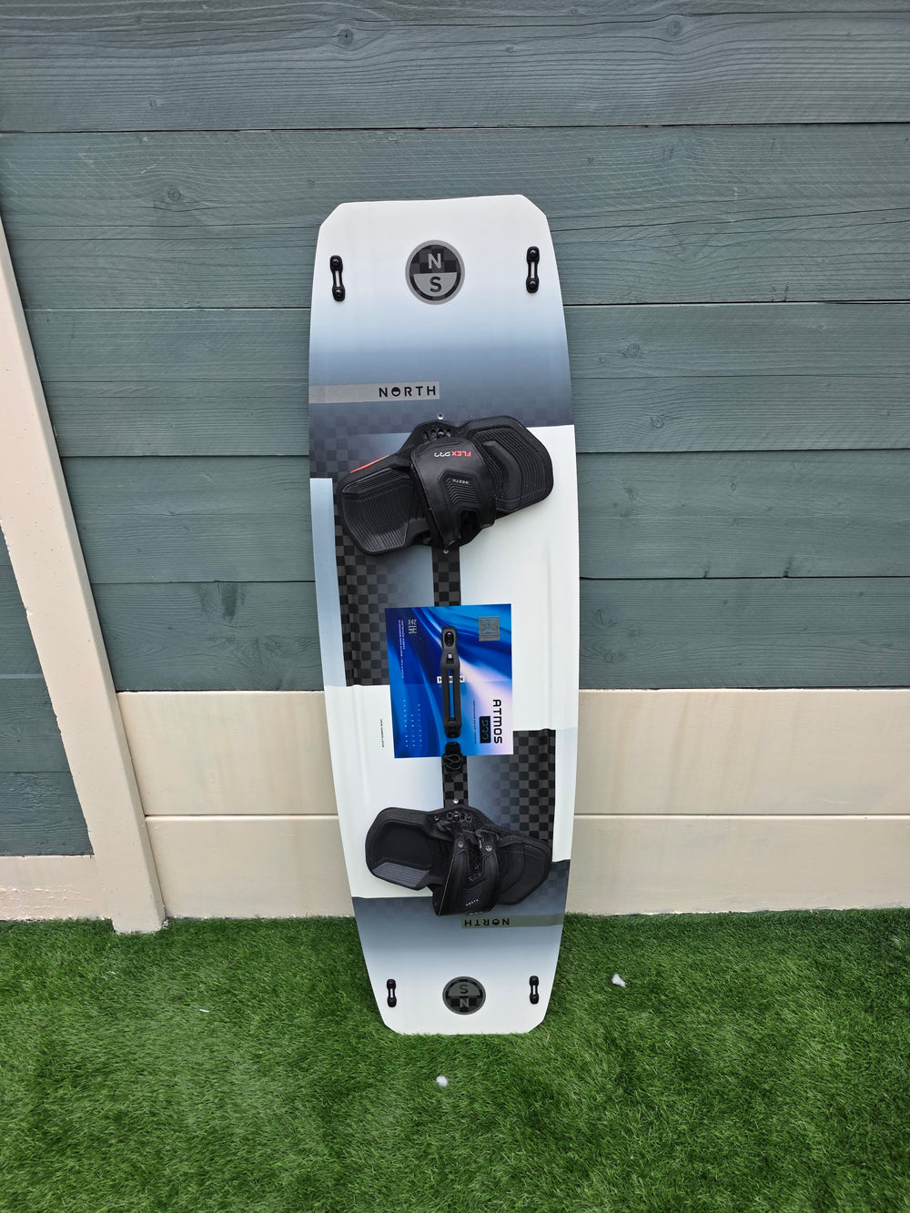 2025 - NORTH ATMOS PRO CARBON- 141cm x 42cm- BIG AIR- Ex Demo- Excellent condition (With Pro Bindings)