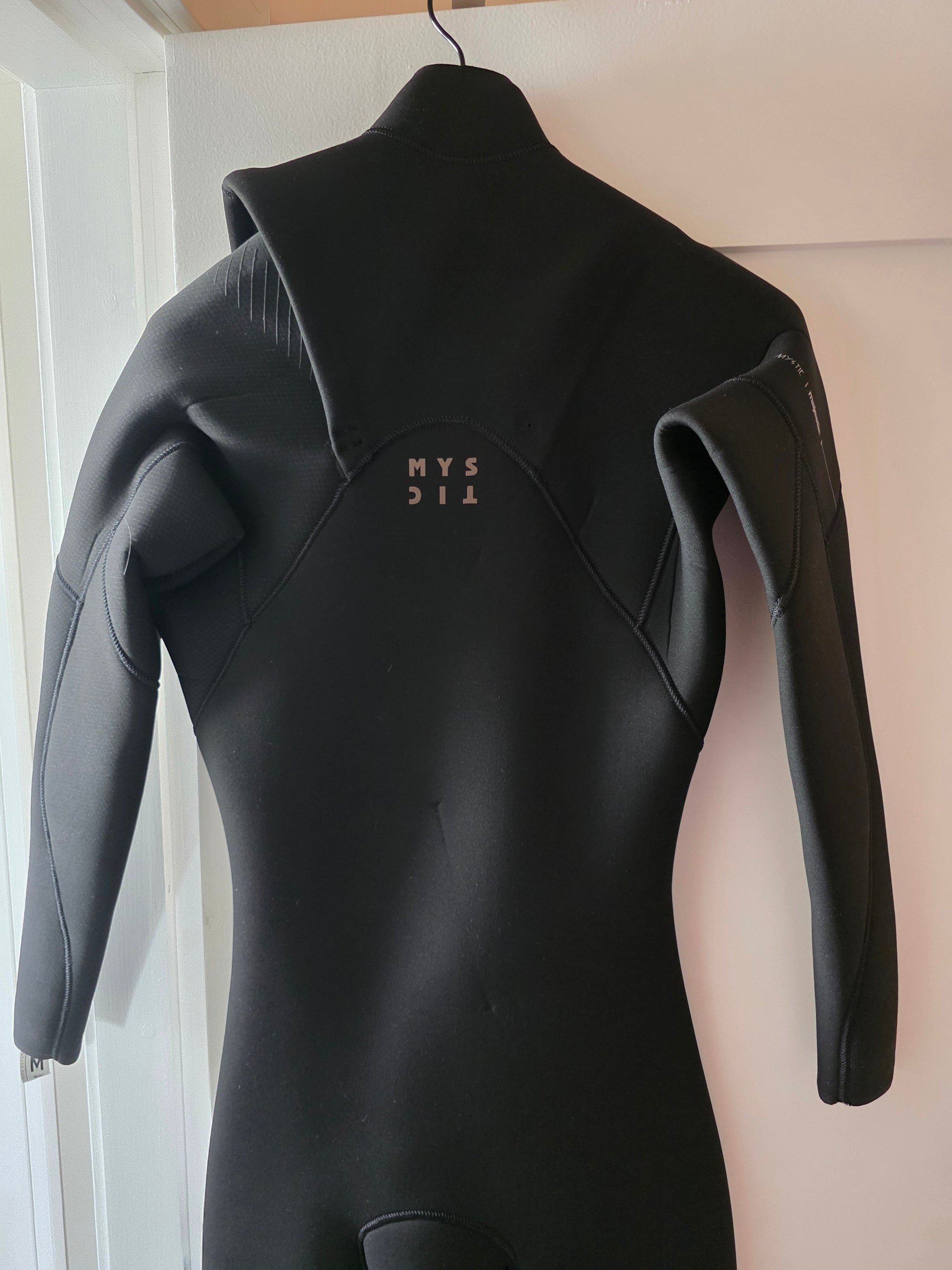 Mystic Majestic 5/4 black wetsuit detail
