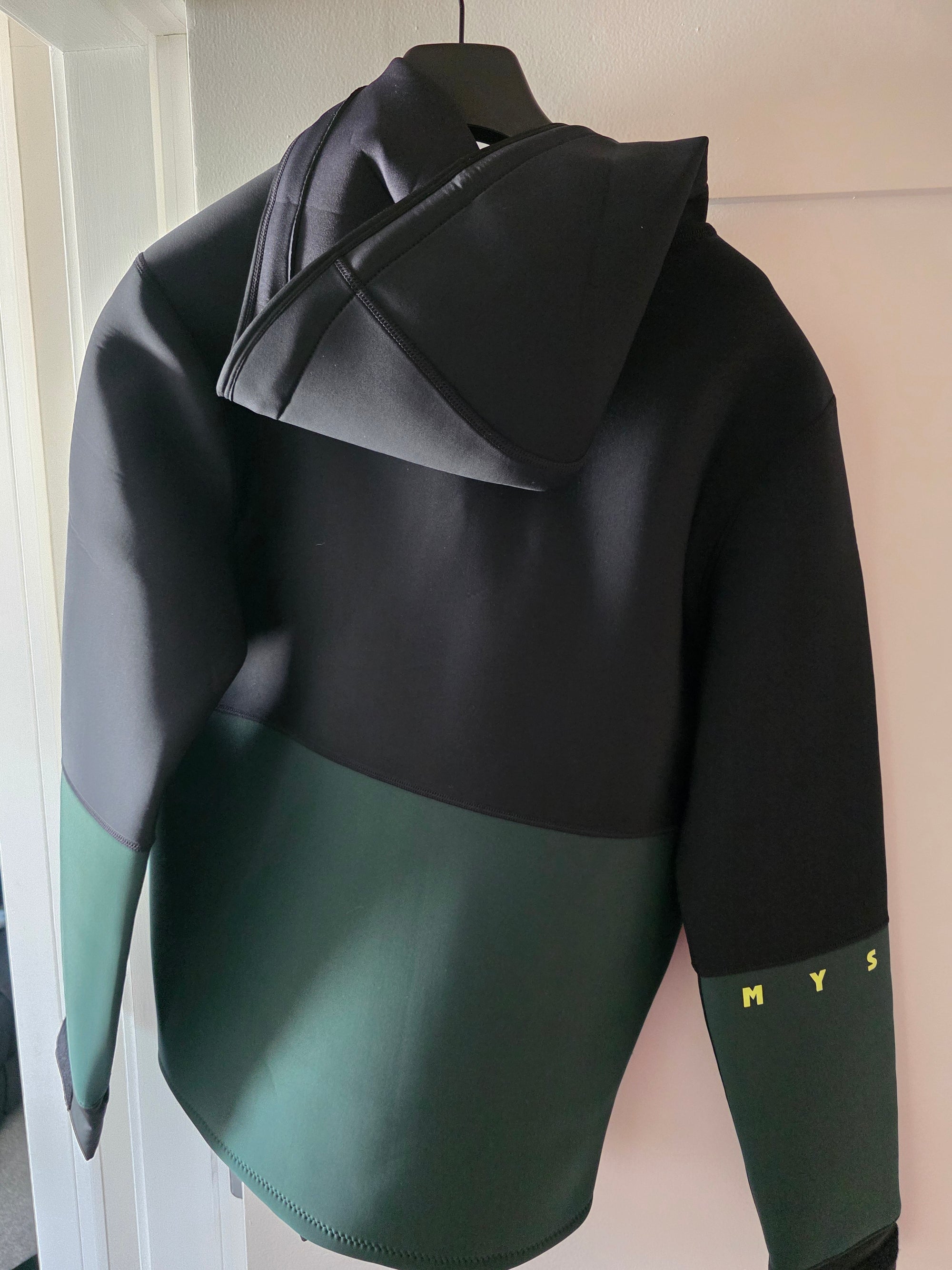 Mystic Voltage Sweat 4/4mm – Neoprene Top