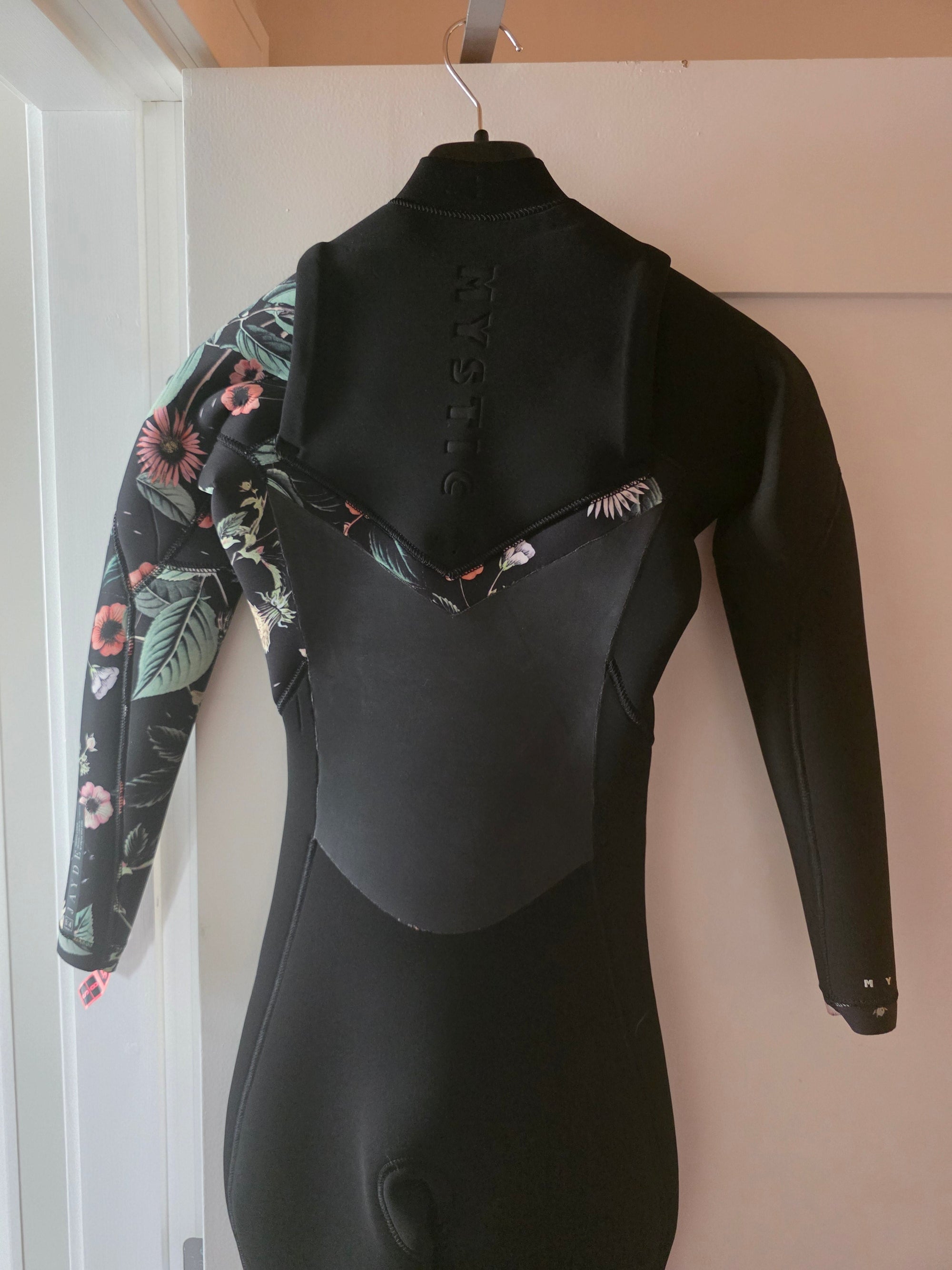 Mystic Jayde 5/4 womens wetsuit detail