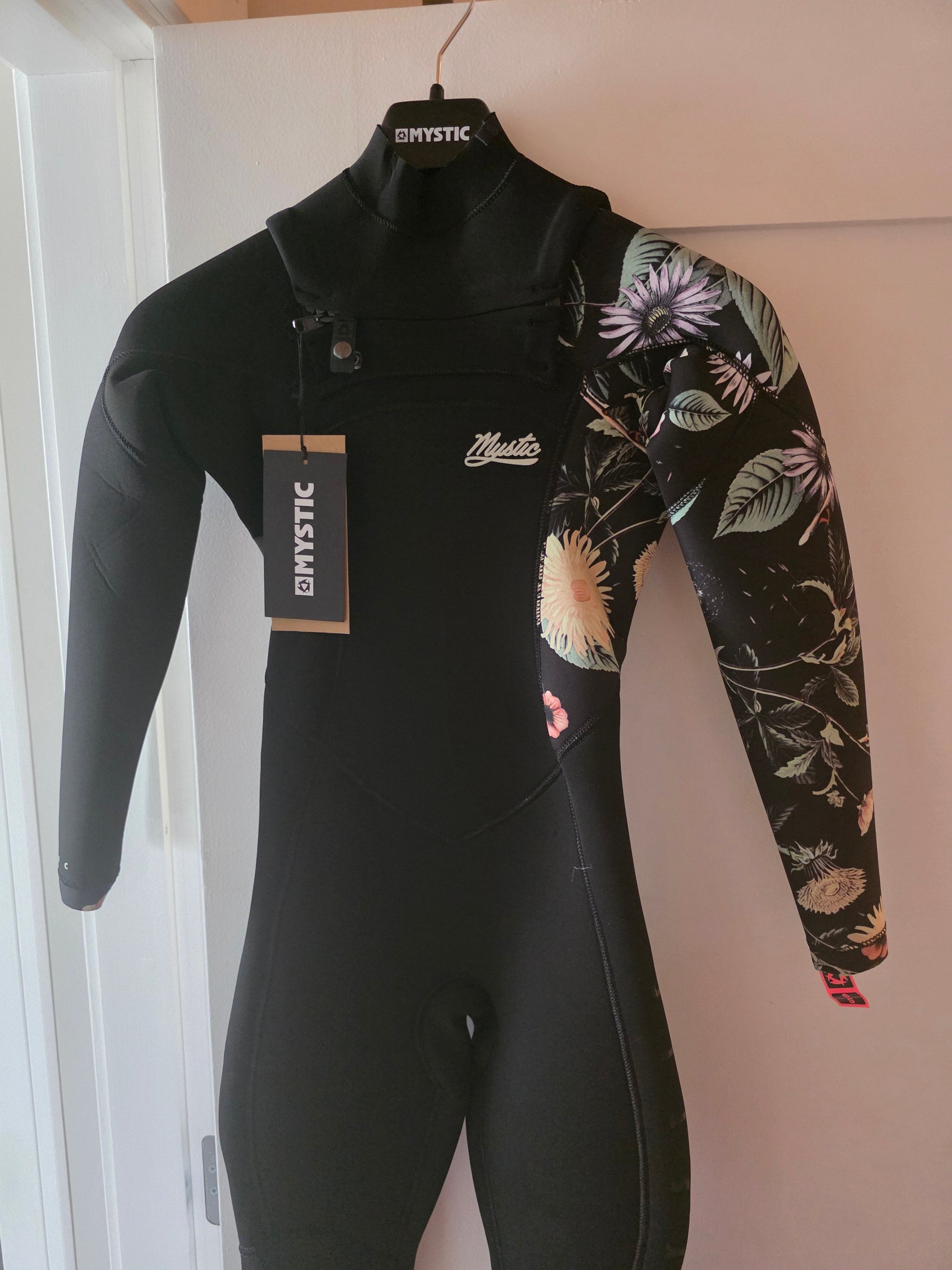 Mystic Jayde 5/4 womens wetsuit with tags Galway