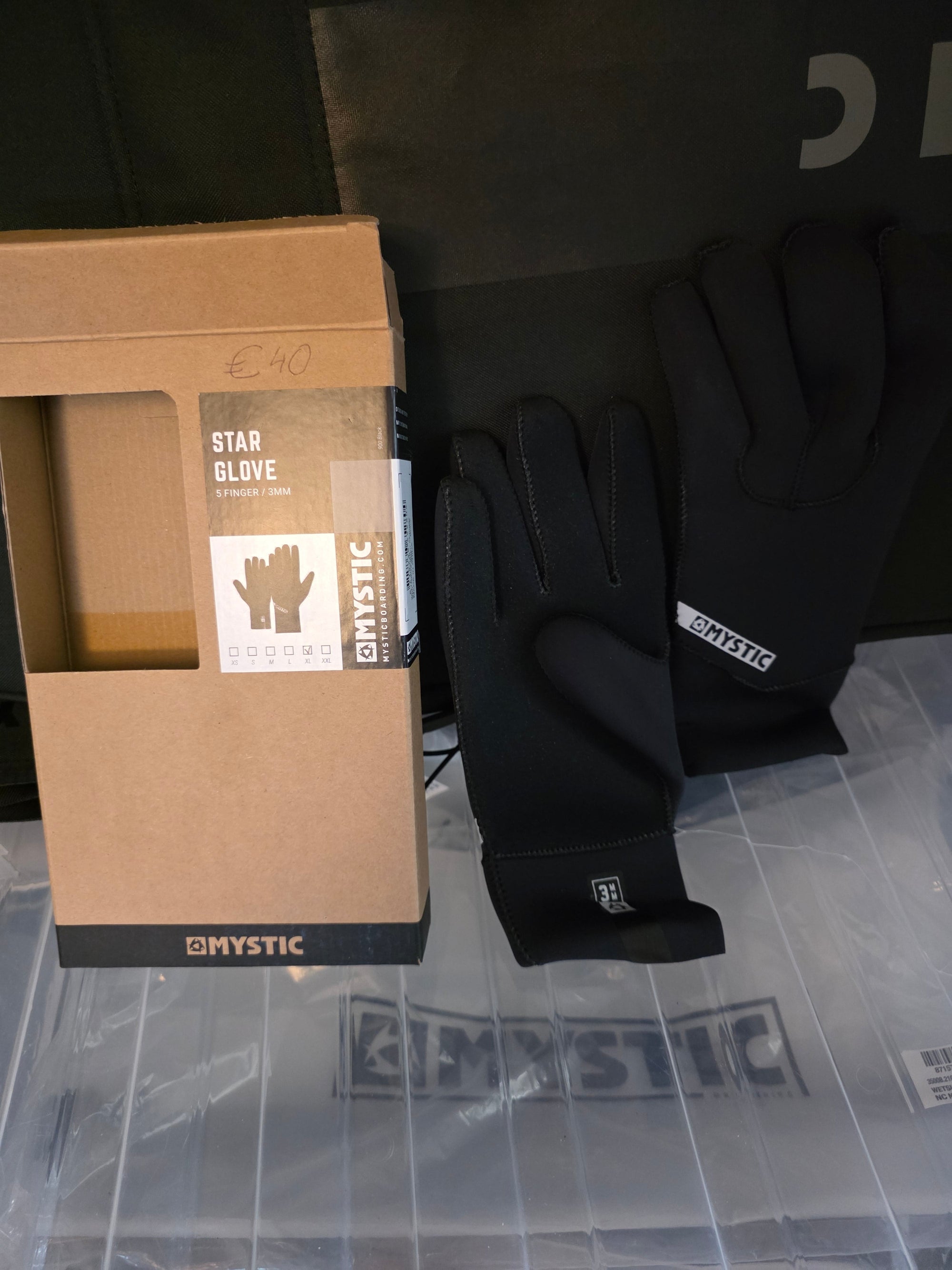 Mystic Star 5 finger gloves detail