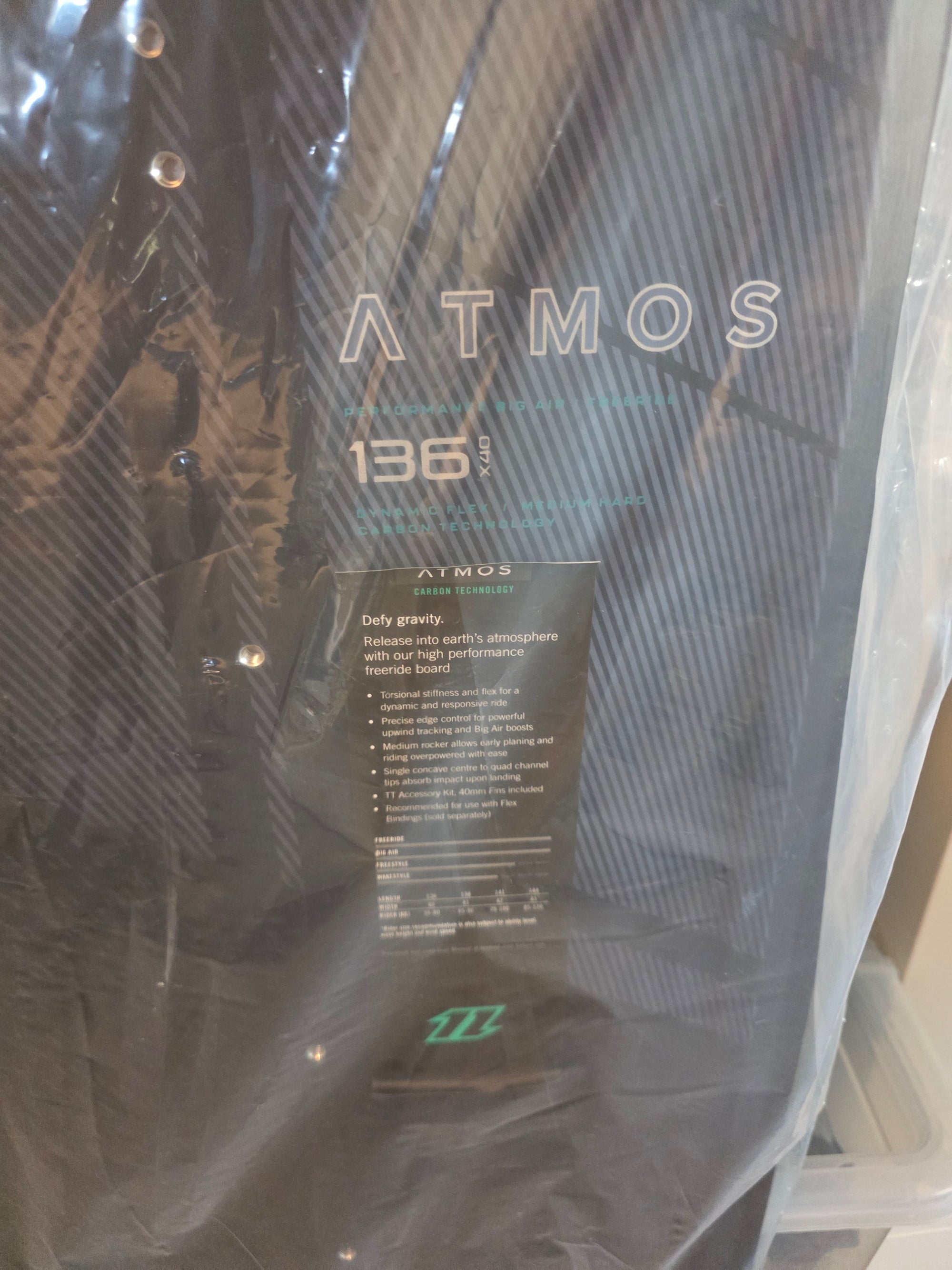North Atmos Carbon 136 x 40cm (2022/23) – Twintip Kiteboard