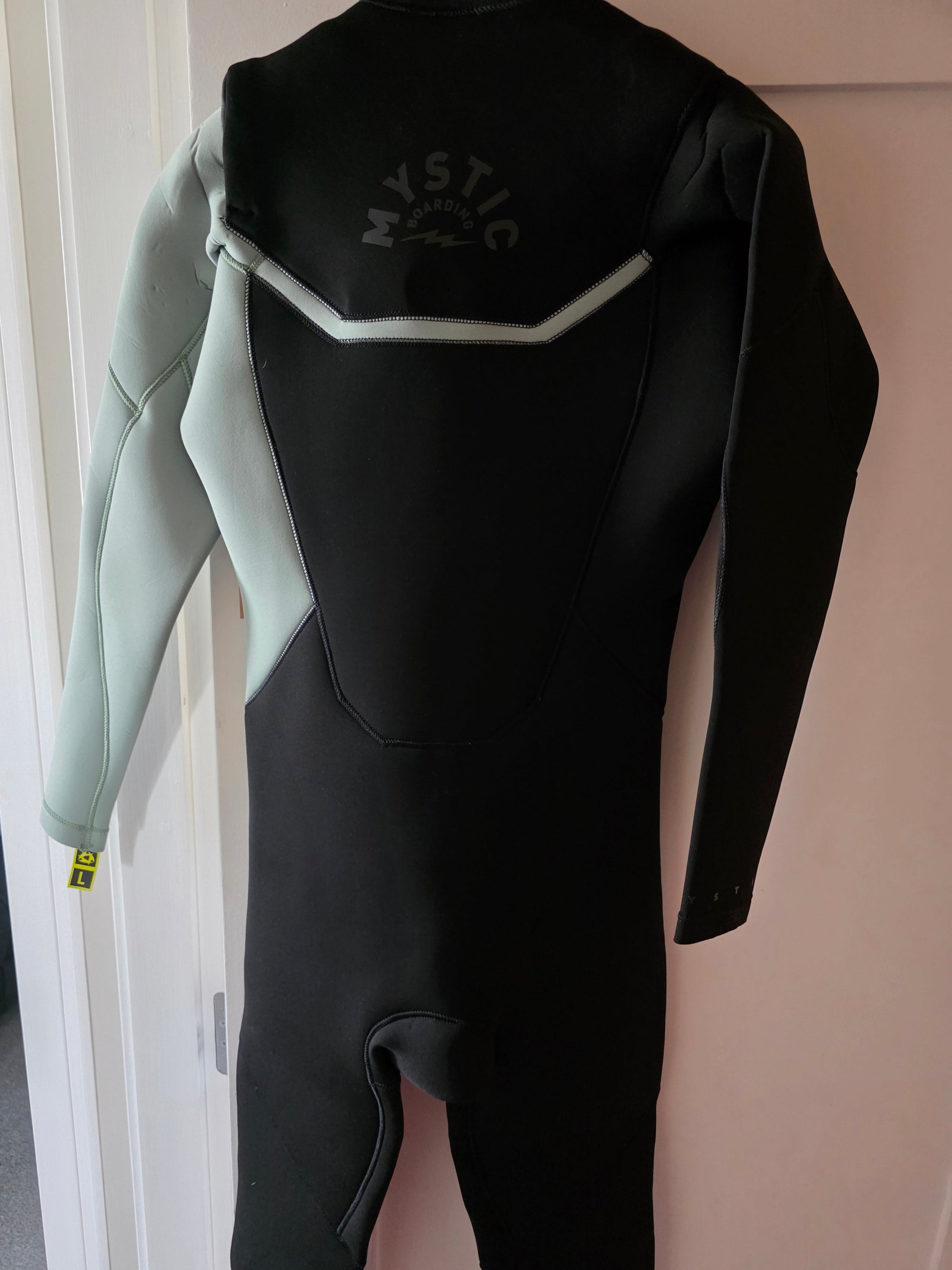 Mystic Marshall 4/3 wetsuit detail