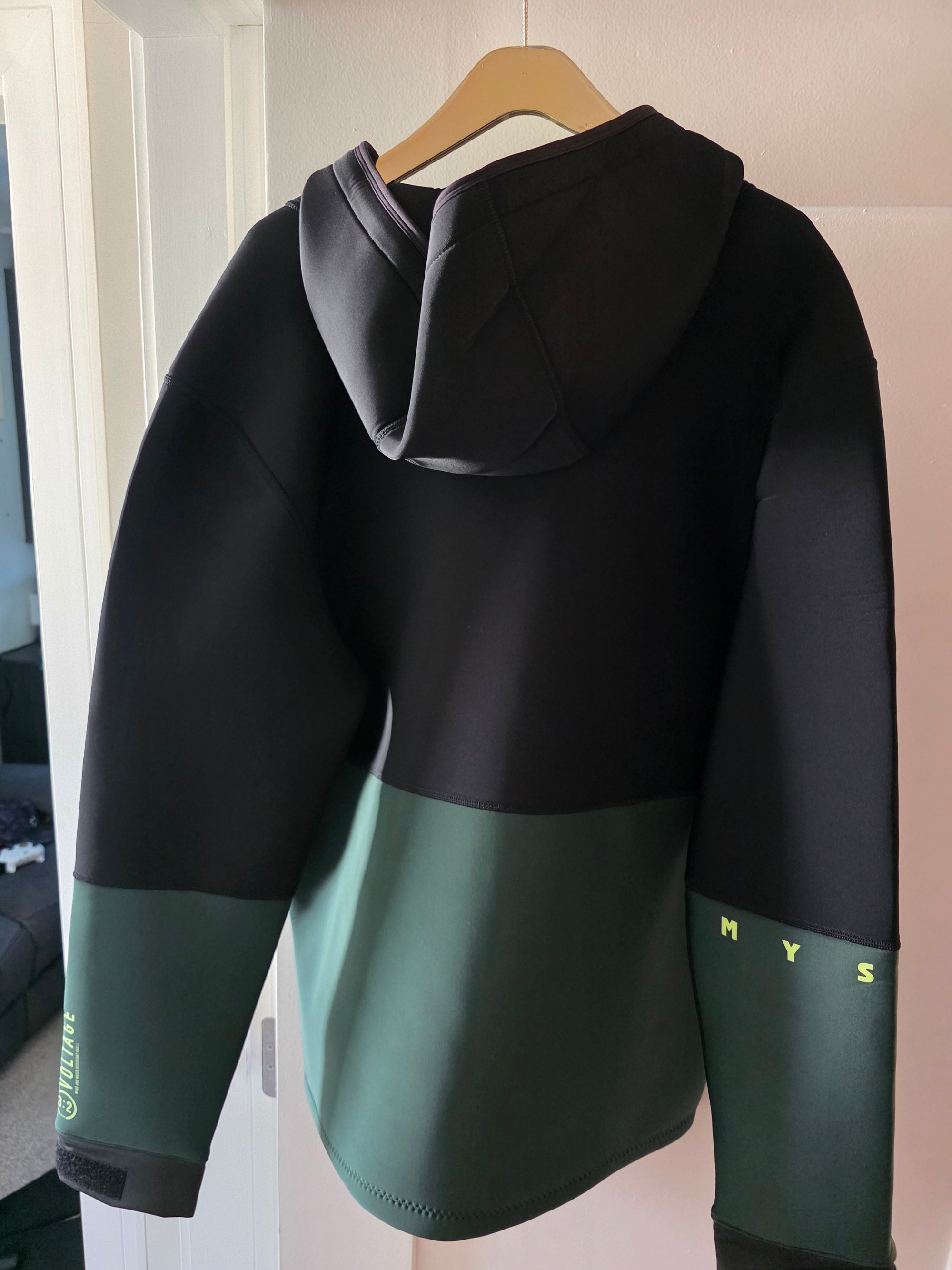 Mystic Voltage sweat detail