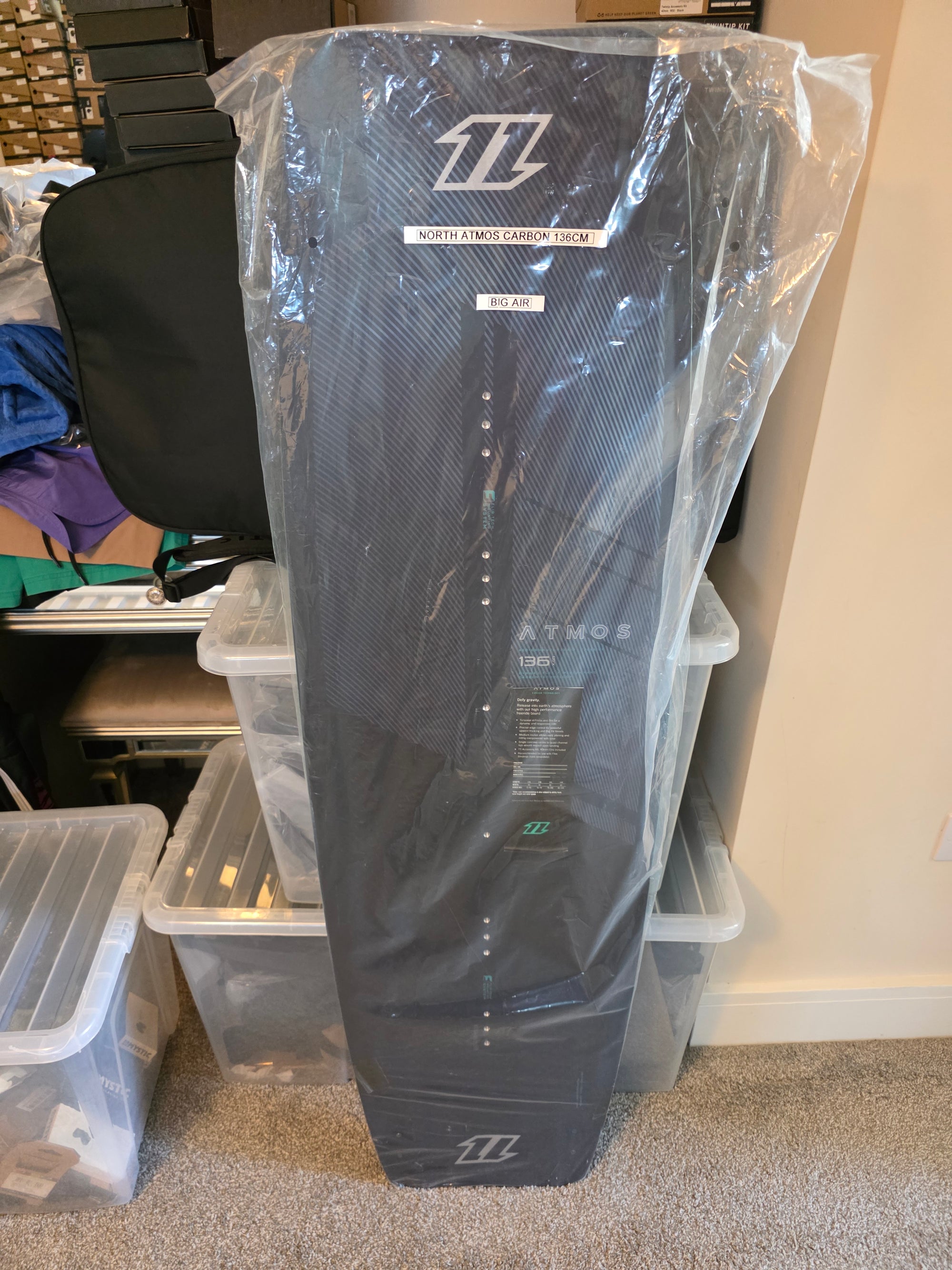 North Atmos Carbon 136 x 40cm (2022/23) – Twintip Kiteboard
