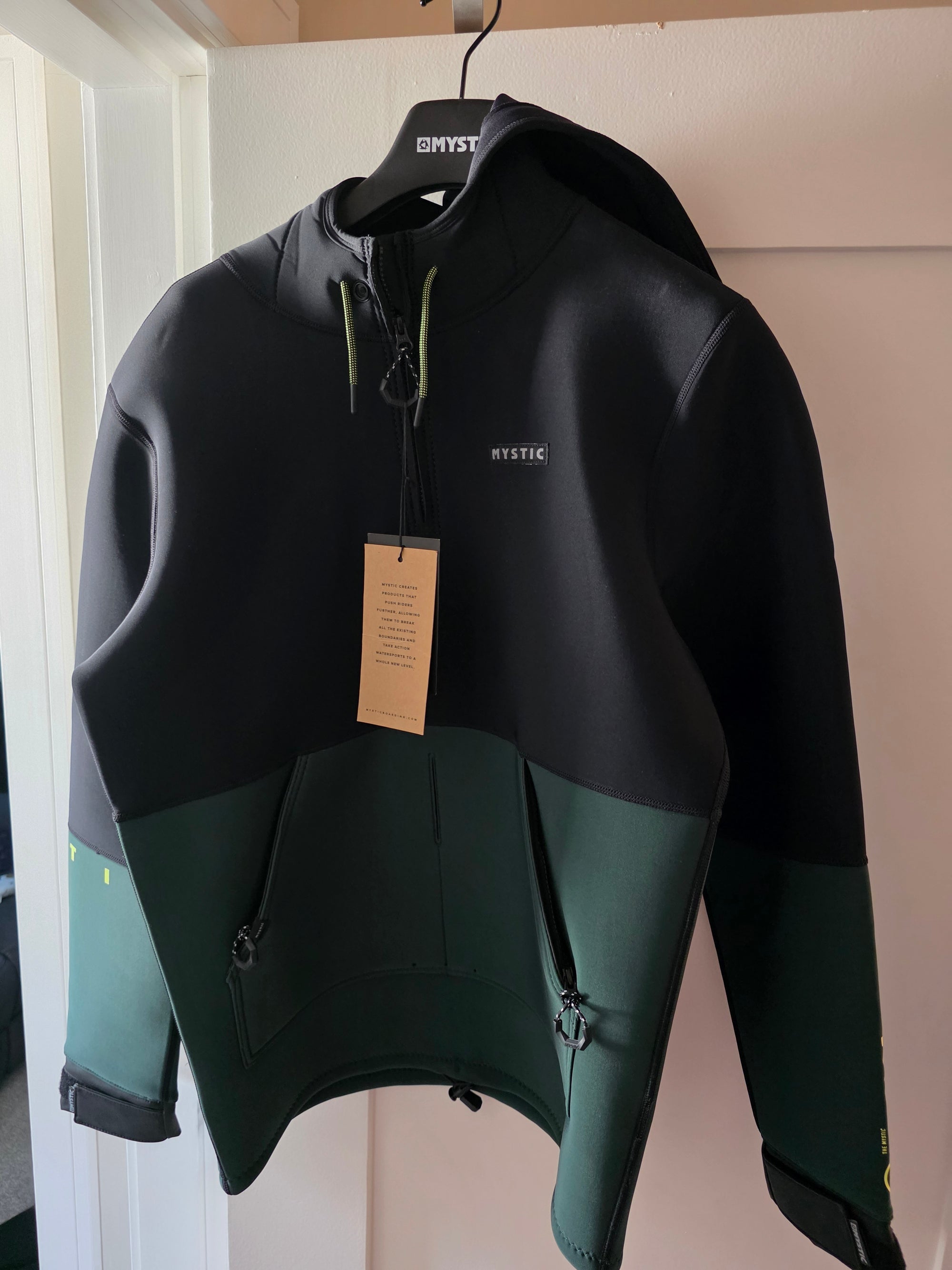 Mystic Voltage Sweat 4/4mm – Neoprene Top