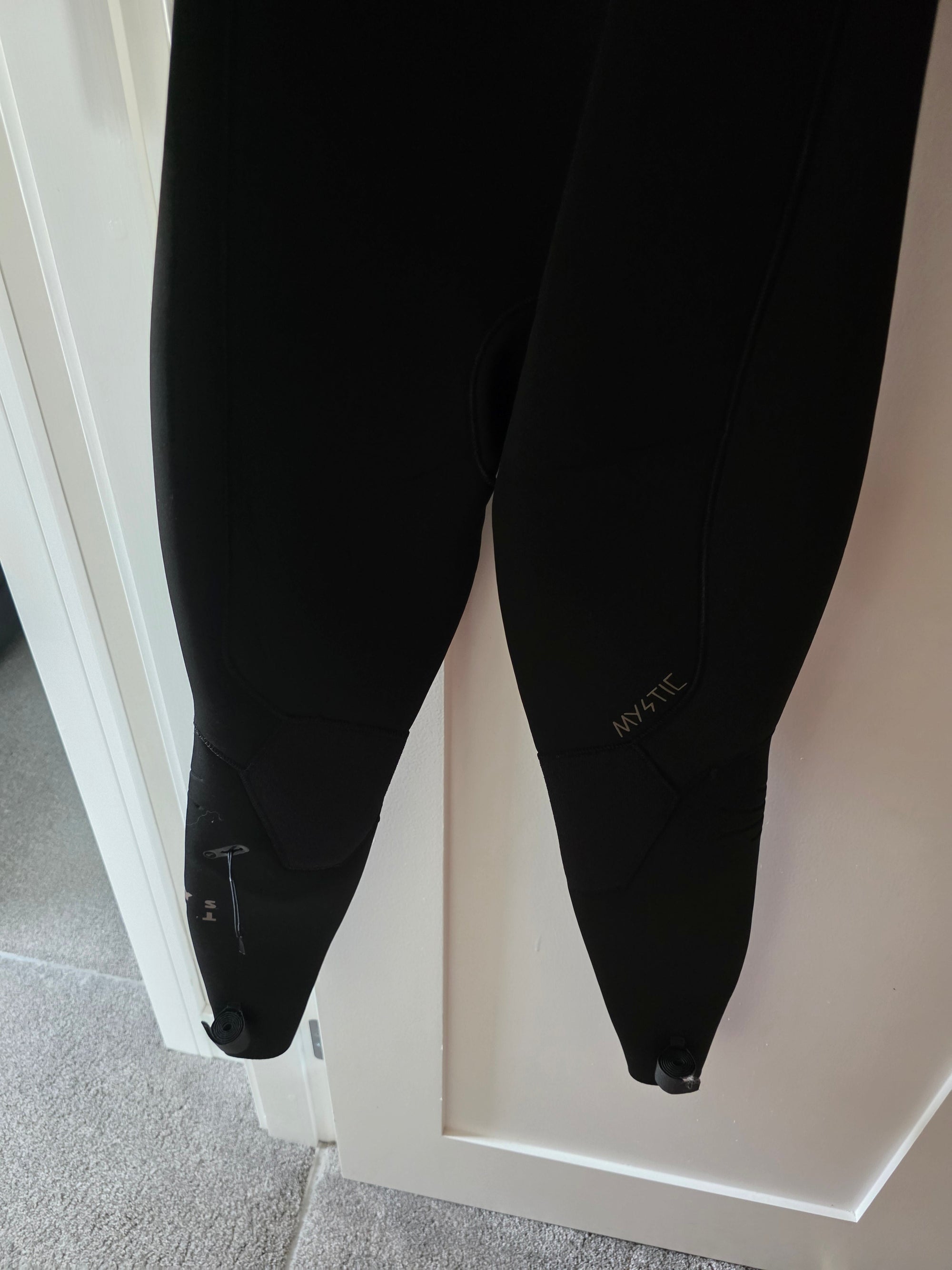 Mystic Majestic 5/4 black wetsuit back