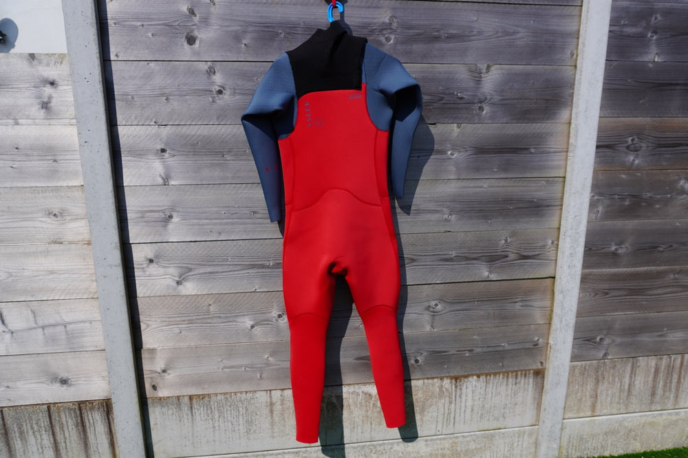 
                      
                        Used- ION SEEK Core Semi dry wetsuit 5/4mm XL/54 front zip
                      
                    